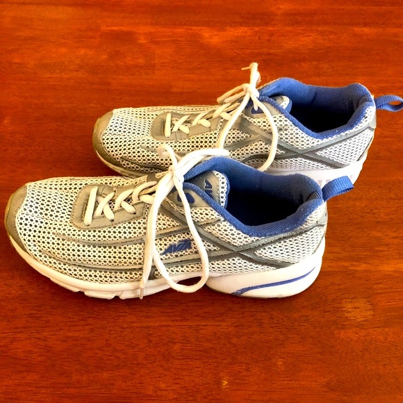 AVIA ATHLETIC SHOES - Picture 2 of 3